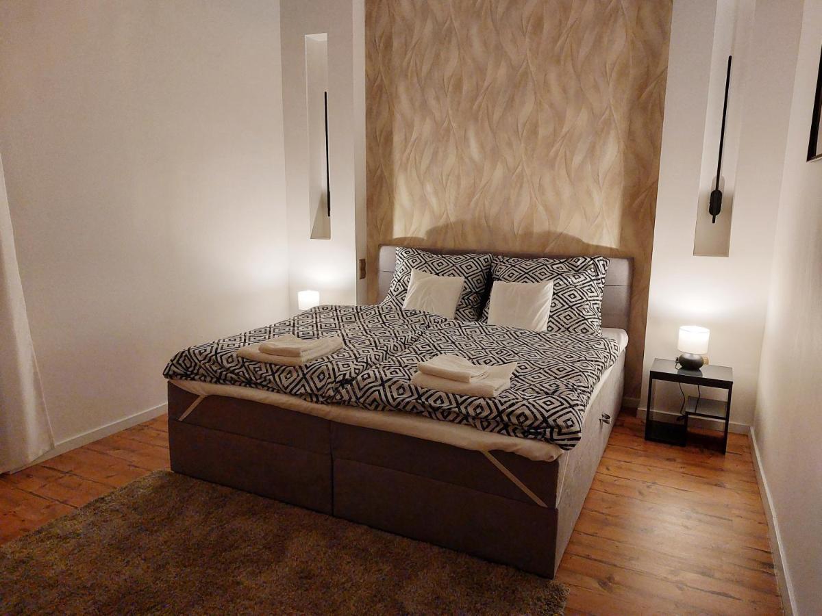 Square 16 Apartman - Absolutely Central Location With Self Check In Сомбатгей Екстер'єр фото