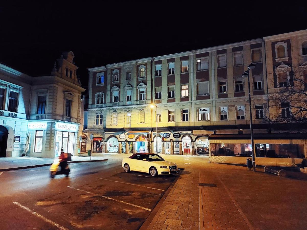 Square 16 Apartman - Absolutely Central Location With Self Check In Сомбатгей Екстер'єр фото