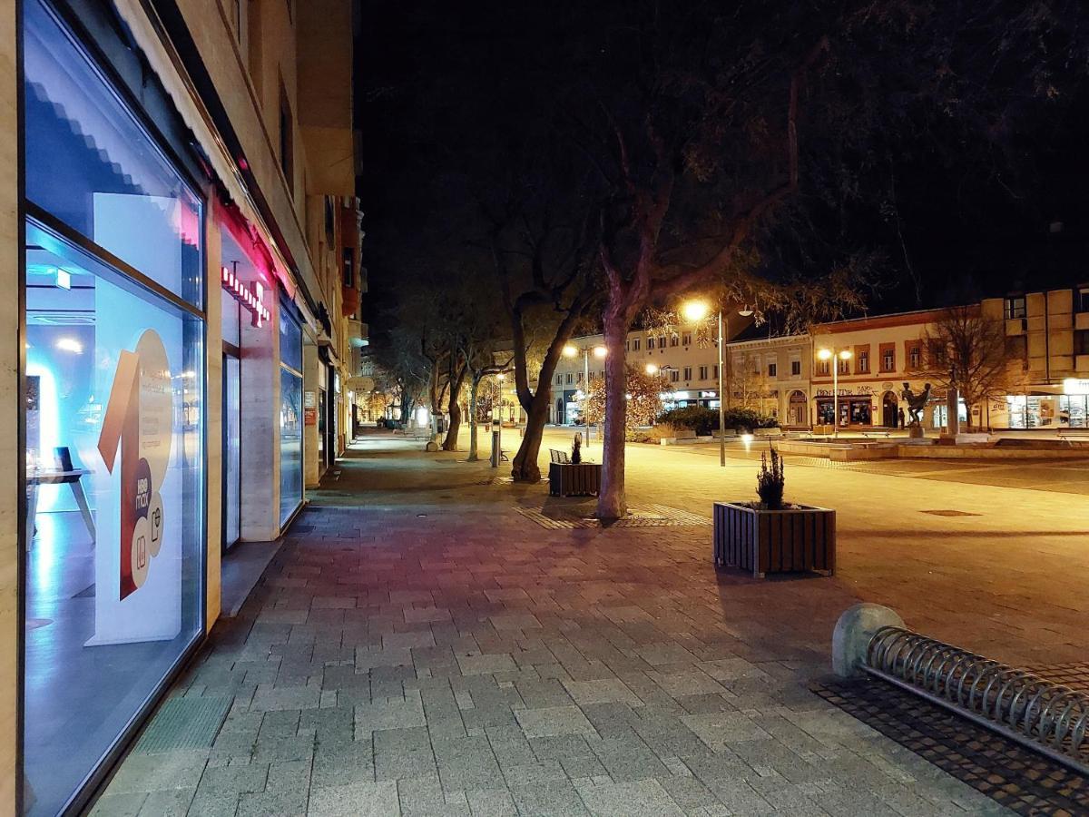 Square 16 Apartman - Absolutely Central Location With Self Check In Сомбатгей Екстер'єр фото