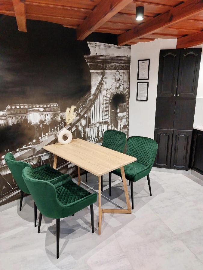 Square 16 Apartman - Absolutely Central Location With Self Check In Сомбатгей Екстер'єр фото