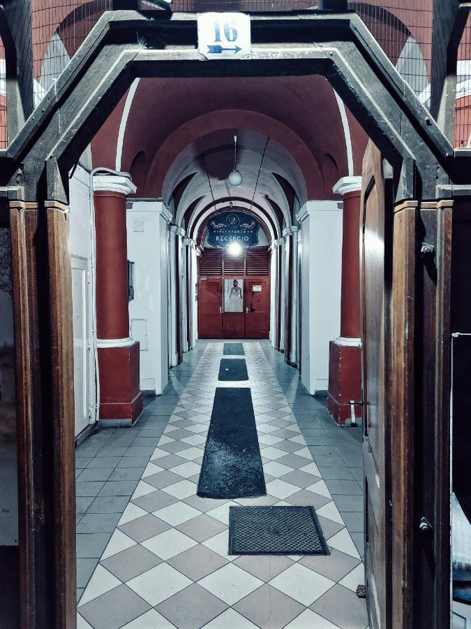 Square 16 Apartman - Absolutely Central Location With Self Check In Сомбатгей Екстер'єр фото