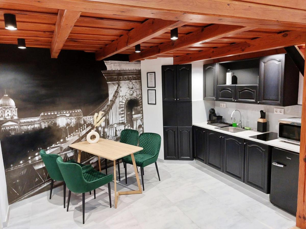 Square 16 Apartman - Absolutely Central Location With Self Check In Сомбатгей Екстер'єр фото