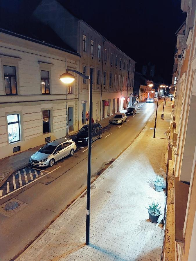 Square 16 Apartman - Absolutely Central Location With Self Check In Сомбатгей Екстер'єр фото