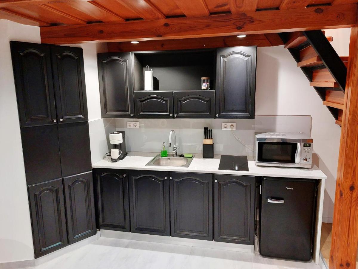 Square 16 Apartman - Absolutely Central Location With Self Check In Сомбатгей Екстер'єр фото