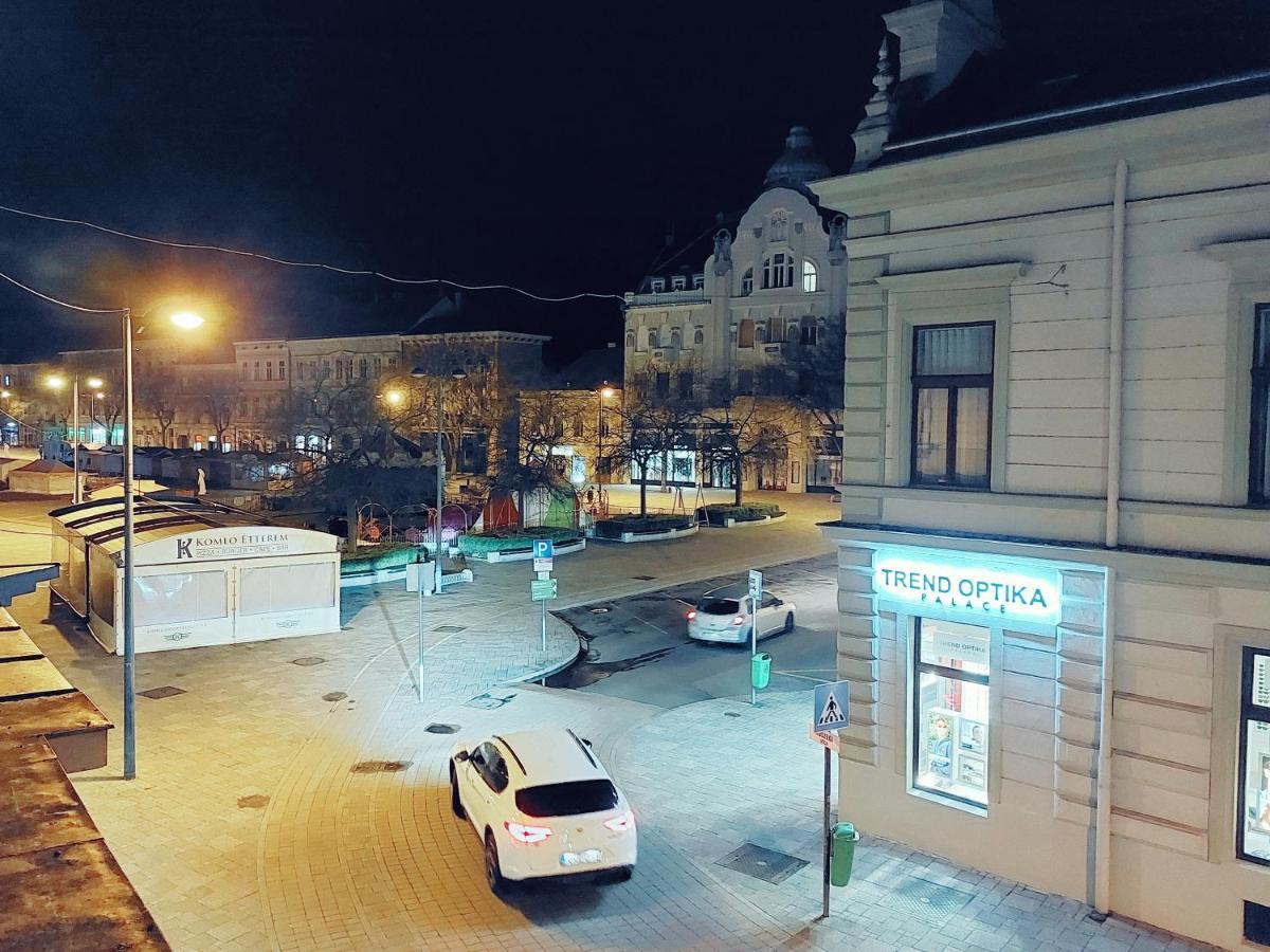 Square 16 Apartman - Absolutely Central Location With Self Check In Сомбатгей Екстер'єр фото