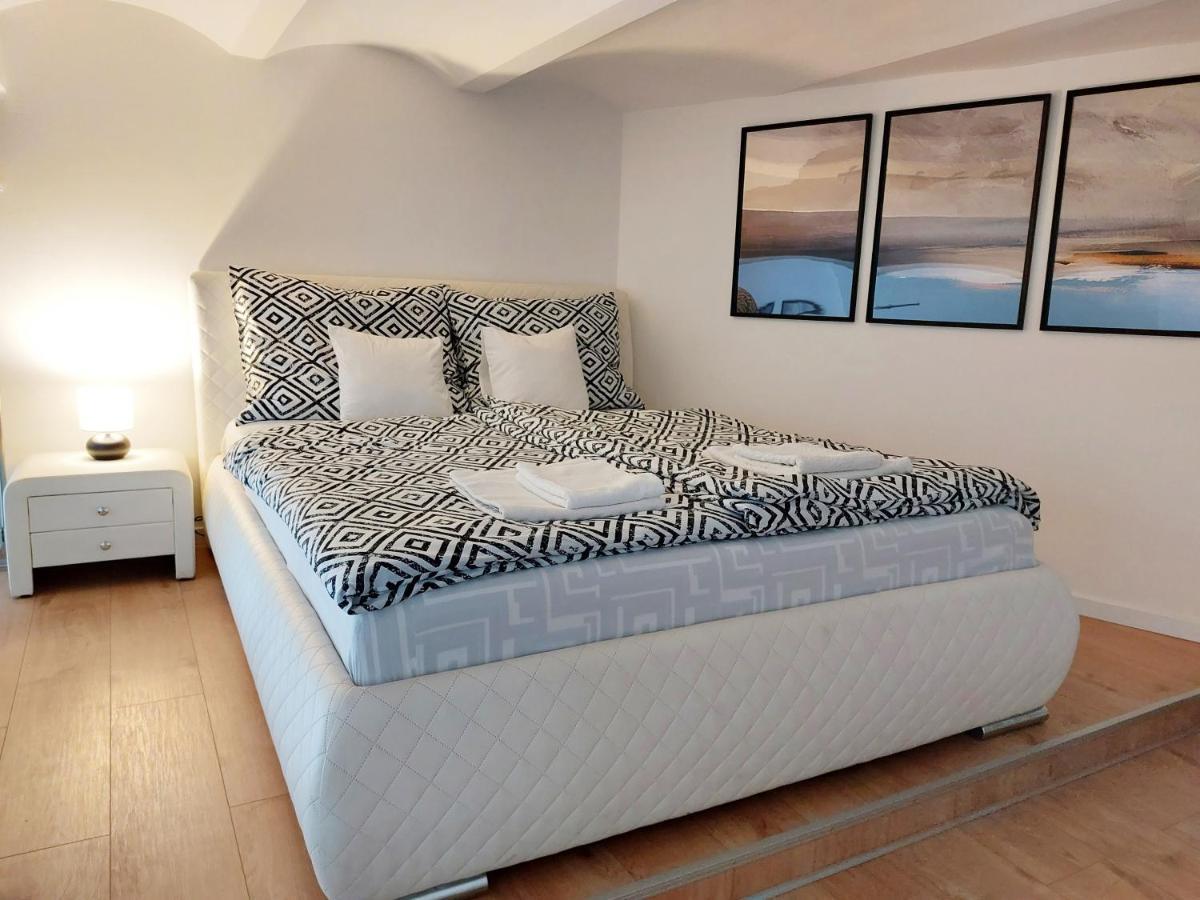 Square 16 Apartman - Absolutely Central Location With Self Check In Сомбатгей Екстер'єр фото