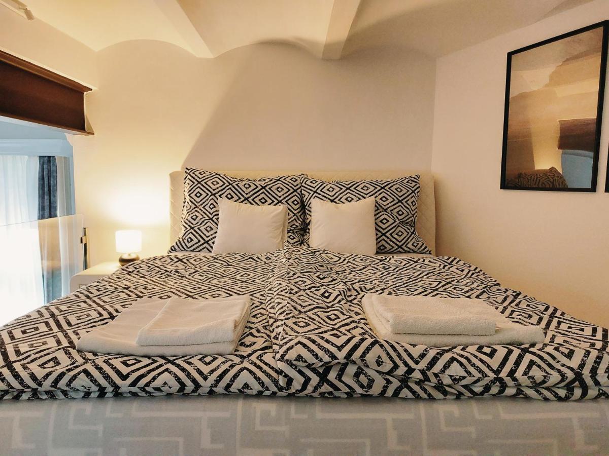 Square 16 Apartman - Absolutely Central Location With Self Check In Сомбатгей Екстер'єр фото