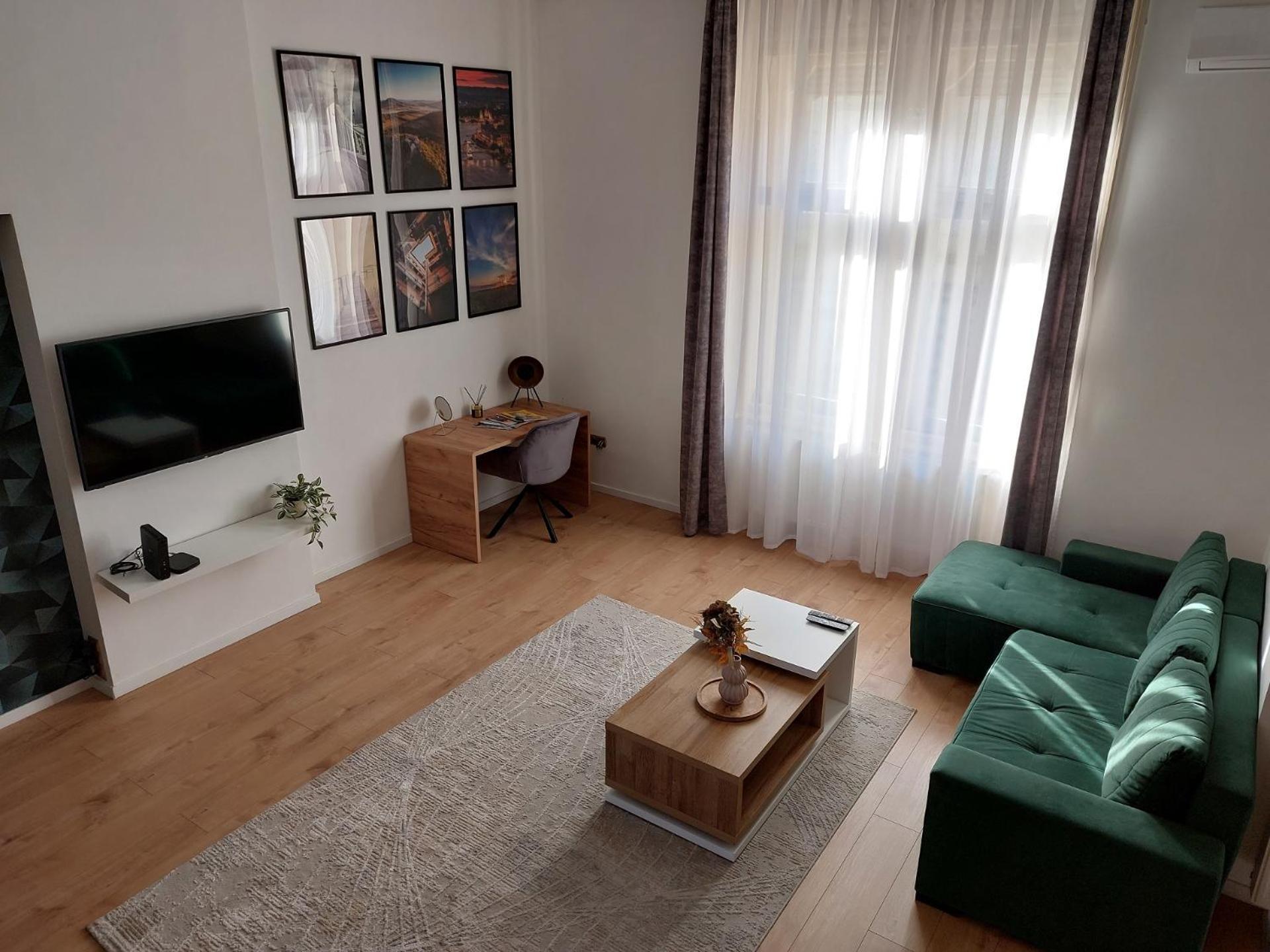 Square 16 Apartman - Absolutely Central Location With Self Check In Сомбатгей Екстер'єр фото